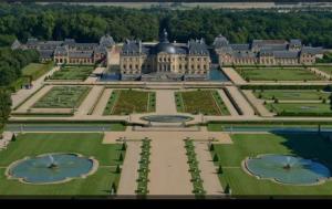 an aerial view of the palace of versailles at Belle maison conviviale in Coulommiers
