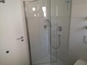 una ducha con puerta de cristal en un baño en Ferienwohnung Beim Schuster, en Hitzleried 12 fotos más