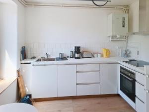 Kuchyň nebo kuchyňský kout v ubytování Petite maison de pêcheur dans un site paradisiaque