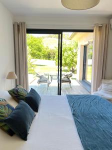 Un dormitorio con una cama con vista a un patio. en Casuccia Eva maria, en Patrimonio 12 fotos más