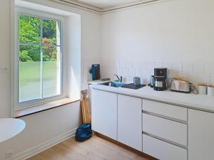Kuchyň nebo kuchyňský kout v ubytování Petite maison de pêcheur dans un site paradisiaque