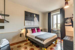 A bed or beds in a room at CORNER211
