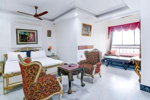 une chambre avec un lit, une table et des chaises dans l'établissement Palette - Hotel ICON Bakkhali, à Bakkhali