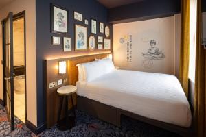 Ένα ή περισσότερα κρεβάτια σε δωμάτιο στο The Mercantile Hotel