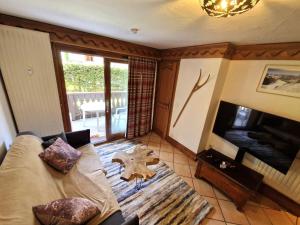 TV a/nebo společenská místnost v ubytování La Ginabelle Vue MontBlanc 4 personnes