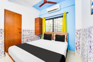 a bedroom with a bed and a window at Hotel O Cheranelloor Aster Medicity Formerly Abriz Residency in Cochin