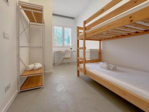 Giường trong phòng chung tại Modern City Apartment by Host Hero