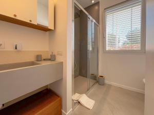 Phòng tắm tại Modern City Apartment by Host Hero