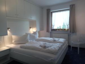 Ένα ή περισσότερα κρεβάτια σε δωμάτιο στο FeWo Steibis Lodge, Oberstaufen/Steibis