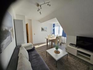 TV a/nebo společenská místnost v ubytování Ferienwohnung Ausblick + 3 fotografie