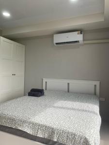 Postel nebo postele na pokoji v ubytování май кхао Студия в кондо 777