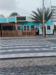 een zebrapad in een straat voor een gebouw bij 1 chambre proche aeroporto cabo verde in Espargos