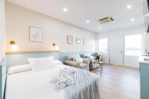 een slaapkamer met een bed en een woonkamer bij Estudio reformado en Granada in Granada