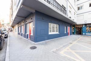 een blauw gebouw aan de straatkant bij Estudio reformado en Granada in Granada