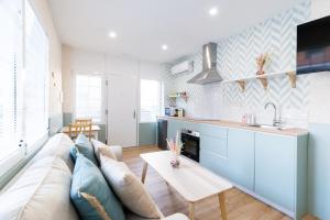 een woonkamer met een bank en een tafel bij Estudio reformado en Granada in Granada