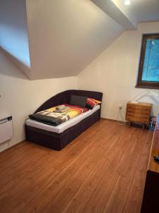 Ένα ή περισσότερα κρεβάτια σε δωμάτιο στο Apartmán pod kopcom