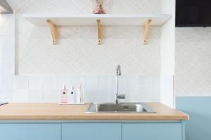 een keuken met een spoelbak en een aanrechtblad bij Estudio reformado en Granada in Granada +155 foto's