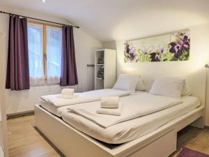 En eller flere senge i et værelse på Apartment Schwendi 3 by Interhome