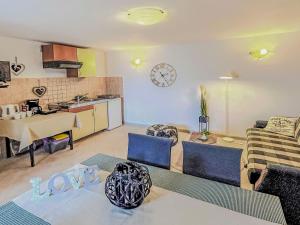 Kuchyňa alebo kuchynka v ubytovaní Holiday Home Erika by Interhome