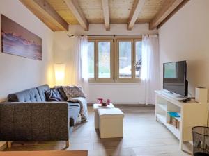 Et tv og/eller underholdning på Apartment Schwendi 3 by Interhome