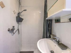 Kúpeľňa v ubytovaní Holiday Home Erika by Interhome