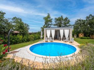 Bazén v ubytovaní Holiday Home Ofelia by Interhome alebo v jeho blízkosti