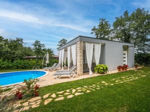 Bazén v ubytovaní Holiday Home Ofelia by Interhome alebo v jeho blízkosti