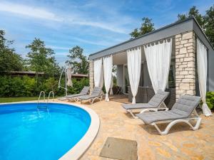 Bazén v ubytovaní Holiday Home Ofelia by Interhome alebo v jeho blízkosti
