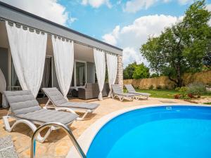 Bazén v ubytovaní Holiday Home Ofelia by Interhome alebo v jeho blízkosti