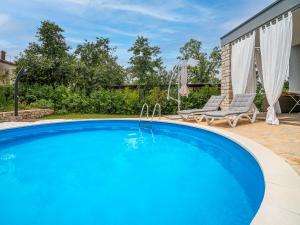 Bazén v ubytovaní Holiday Home Ofelia by Interhome alebo v jeho blízkosti