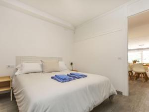 Postel nebo postele na pokoji v ubytování Apartment Garbi Salions by Interhome
