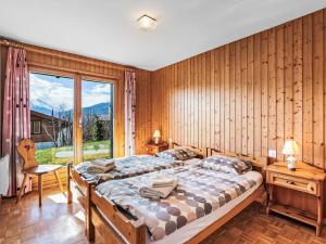 Postel nebo postele na pokoji v ubytování Chalet Moulinettes 8 by Interhome