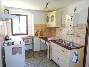 Kuchyňa alebo kuchynka v ubytovaní Holiday Home Vlkov by Interhome