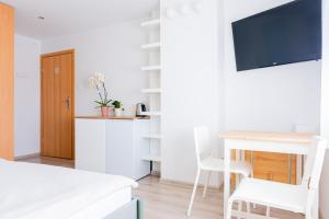 a room with a desk and a tv and a table at BOSMAN Karwia - Pokoje 100m od Plaży in Karwia