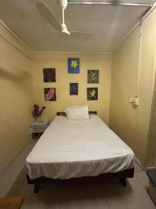 Un dormitorio con una cama grande en una habitación. en Kabsville, en Kokolapa