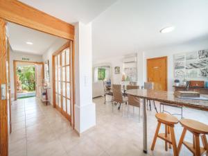 eine Küche und ein Esszimmer mit Tisch und Stühlen in der Unterkunft Holiday Home Sunwing Beach by Interhome in Port d'Alcúdia