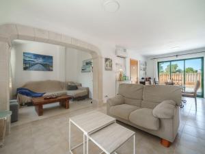 ein Wohnzimmer mit Sofa und Tisch in der Unterkunft Holiday Home Sunwing Beach by Interhome in Port d'Alcúdia