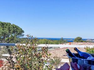 wiadro butelek wina stojące w ogrodzie w obiekcie Apartment Les Terrasses d'Azur-1 by Interhome w mieście Sanary-sur-Mer