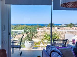 salon z kanapą i widokiem na ocean w obiekcie Apartment Les Terrasses d'Azur-1 by Interhome w mieście Sanary-sur-Mer