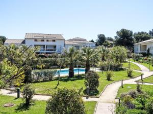 Basen w obiekcie Apartment Les Terrasses d'Azur-1 by Interhome lub w pobliżu