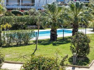 Basen w obiekcie Apartment Les Terrasses d'Azur-1 by Interhome lub w pobliżu