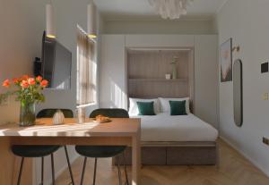 Un dormitorio con una cama y una mesa y sillas. en South Kensington Studios by D'Montrio, en Londres