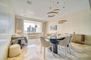 una sala da pranzo con tavolo e sedie di FIVE Palm Jumeirah Residences - Mint Stay a Dubai