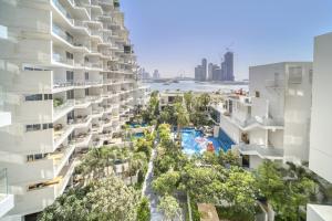 una vista aerea di un edificio con piscina di FIVE Palm Jumeirah Residences - Mint Stay a Dubai