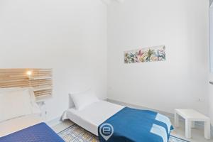 Un dormitorio blanco con una cama y una mesa. en Rosa dei Venti Guesthouse, en Cabras 40 fotos más