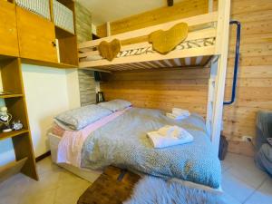 A bed or beds in a room at La Lanterna sui Monti