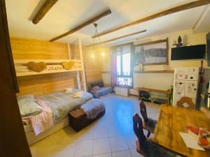 A bed or beds in a room at La Lanterna sui Monti