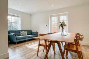 een woonkamer met een tafel en een bank bij Central Warwick townhouse within easy reach of Stratford upon Avon and Cotswolds in Warwick