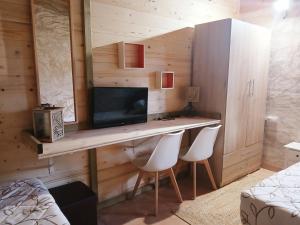 a bedroom with a desk with a tv and two chairs at Casa Estrella in Villafamés
