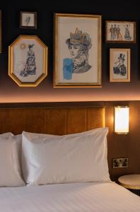 Ένα ή περισσότερα κρεβάτια σε δωμάτιο στο The Mercantile Hotel